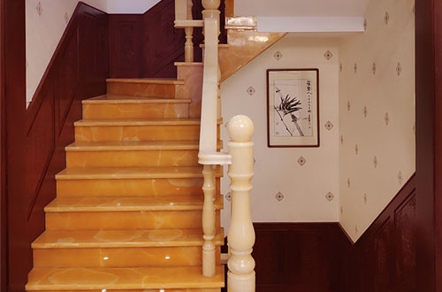 雁峰中式别墅室内汉白玉石楼梯的定制安装装饰效果